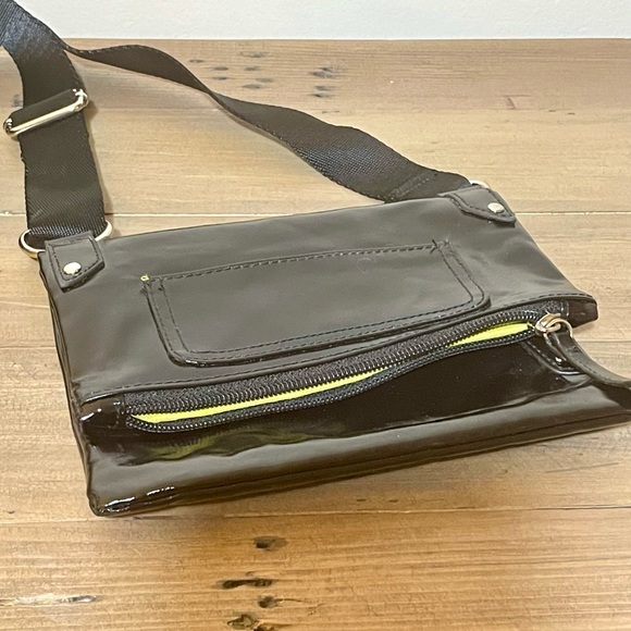 Kenneth Cole patent fold over cross body bag black - Picture 3 of 8